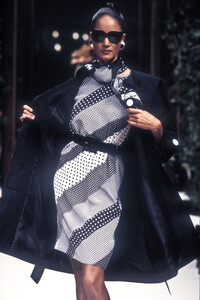 Givenchy1993HauteCoutureSS6.thumb.jpg.3aa285c06feaa3e585e34674a813b33b.jpg