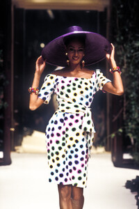 Givenchy1993HauteCoutureSS9.thumb.jpg.f10f8794dfbfa0a846b3673d5207dc4a.jpg