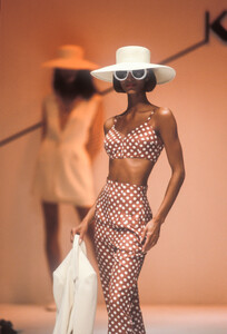 Krizia1991WomenRTW52.thumb.jpg.5897a7ff3beed6d0b9a2154c5ddd37b3.jpg