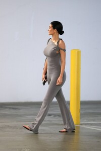 Kylie-Jenner---Leaving-A-Meeting-In-Woodland-Hills-04.jpg