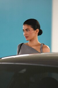 Kylie-Jenner---Leaving-A-Meeting-In-Woodland-Hills-06.jpg