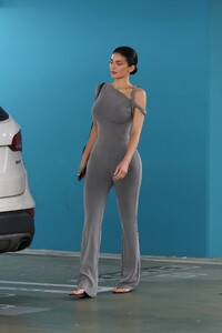Kylie-Jenner---Leaving-A-Meeting-In-Woodland-Hills-10.jpg