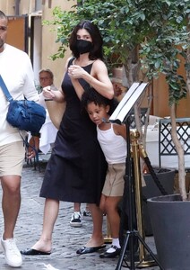 Kylie-Jenner---Leaving-Dal-Moros-restaurant-in-Venice-03.jpg