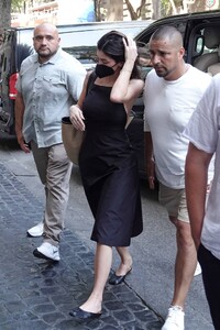 Kylie-Jenner---Leaving-Dal-Moros-restaurant-in-Venice-04.jpg