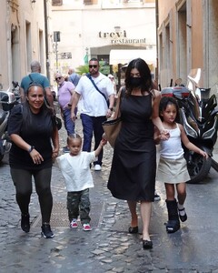 Kylie-Jenner---Leaving-Dal-Moros-restaurant-in-Venice-06.jpg