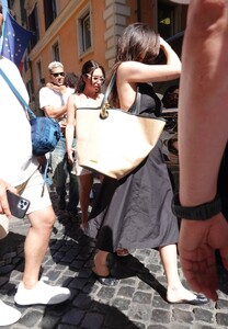 Kylie-Jenner---Leaving-Dal-Moros-restaurant-in-Venice-09.jpg