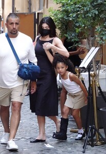 Kylie-Jenner---Leaving-Dal-Moros-restaurant-in-Venice-11.jpg