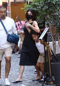 Kylie-Jenner---Leaving-Dal-Moros-restaurant-in-Venice-13.jpg
