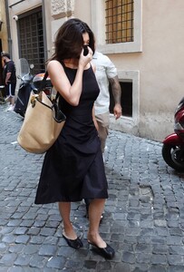 Kylie-Jenner---Leaving-Dal-Moros-restaurant-in-Venice-14.jpg