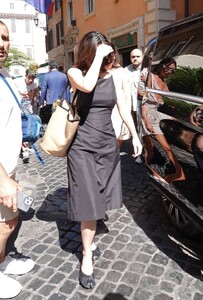 Kylie-Jenner---Leaving-Dal-Moros-restaurant-in-Venice-21.jpg