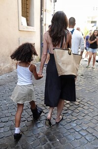 Kylie-Jenner---Leaving-Dal-Moros-restaurant-in-Venice-27 (1).jpg