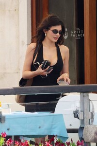 Kylie-Jenner---Out-and-about-in-Venice---Italy-24.jpg