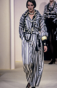Lanvin1989WomenRTW7.thumb.jpg.02cd6572d6942d037285c841e1b132e3.jpg