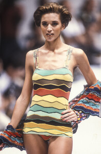 Missoni1991WomenRTW117.thumb.jpg.bd721940cc9c2c3fa3941bd2cedd1265.jpg