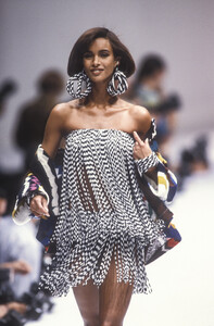 Missoni1991WomenRTW9.thumb.jpg.9e47bca8552631624d2bf1ef6a8d89e6.jpg