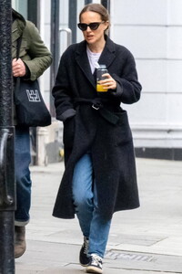Natalie-Portman-steps-out-for-some-shopping-with-her-mother-and-film-producer-Paul-Kolsby-in-West-London-England-140424_5.jpg