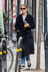Natalie-Portman-steps-out-for-some-shopping-with-her-mother-and-film-producer-Paul-Kolsby-in-West-London-England-140424_7.jpg