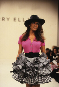 Perry-Ellis-SS-1992-2.thumb.jpg.5ee2024e070f17038b0fba96086382a4.jpg
