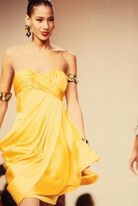Pierre_Balmain_SS1989_HC_Sonia_Cole_03.thumb.jpg.e65684e893e95062e05e55d58b0cf27c.jpg