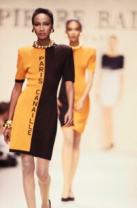Pierre_Balmain_SS1989_Katoucha_01.thumb.jpg.86630db236d68abc3c9934df8ccdb4cd.jpg