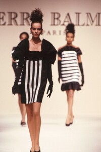 Pierre_Balmain_SS1989_Magali_Lemoine_01.thumb.jpg.078426817cb74b14b63a37309d1d7e2f.jpg