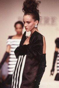 Pierre_Balmain_SS1989_Magali_Lemoine_03.thumb.jpg.0bdb89d7dab18eaabb24c96913c288a4.jpg