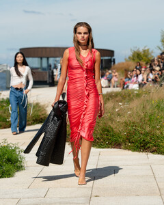 SS25-Copenhagen-Fashion-Week-Opera-Sport-Runway-4x5-James-Cochrane-7.thumb.jpg.9476c31bd8fc0fa611cb8fdb7228f11e.jpg