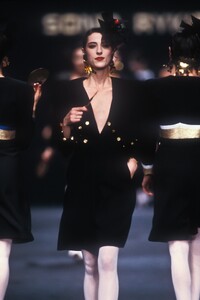 SoniaRykiel1989WomenRTW45.thumb.jpg.80cb3ebcb9f3c48ce89a09e4cacc2efd.jpg