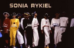 Sonia_Rykiel_SS1989_Naomi_02.thumb.jpg.69b5c85f8fb13d9202ead7077f2b6474.jpg