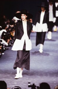 Sonia_Rykiel_SS1989_Susanna_Linsmayer_03.thumb.jpg.a9e7691672e75e4a9d8b1adbb23ff870.jpg