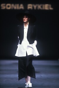 Sonia_Rykiel_SS1989_Susanna_Linsmayer_04.thumb.jpg.65c0f8551e00ab53a6f4aacb3583704c.jpg