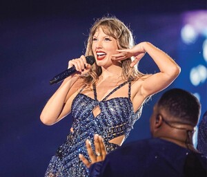 Taylor Swift - Star [2024.08.26].jpg