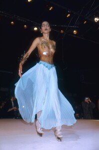 Thierry_Mugler_SS1989_Anna_Bayle_11.thumb.jpg.2fe747a726e548faf36a654015037f20.jpg