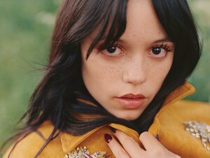 VanityFair_JennaOrtega4.thumb.jpg.e1d3ec34bca1f658097b14f1adbdd74b.jpg