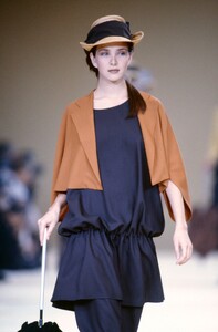 Yohji_Yamamoto_SS1989_02.thumb.jpg.2f746e18944446f8fe8ed09dc03ceac2.jpg