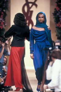 Yves Saint Laurent 1989 Haute Couture 163.jpg