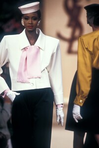 Yves Saint Laurent 1989 Haute Couture 88.jpg
