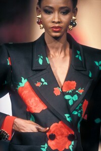 Yves Saint Laurent 1989 Haute Couture 90.jpg