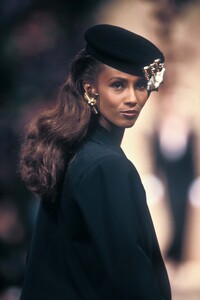 Yves Saint Laurent 1989 Haute Couture 92.jpg