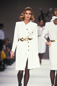 YvesSaintLaurent1989WomenRTW117.thumb.jpg.6f980fc00fc69427d04fd06b8d5ad9d5.jpg