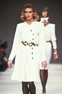 YvesSaintLaurent1989WomenRTW118.thumb.jpg.e3175dbc6b7b2a4d09312fe2d1bc55ae.jpg