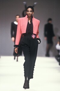Yves Saint Laurent 1989 Women RTW 129.jpg