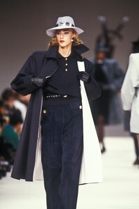 YvesSaintLaurent1989WomenRTW136.thumb.jpg.25d4ce6b9a5b243183df9daf85c79360.jpg