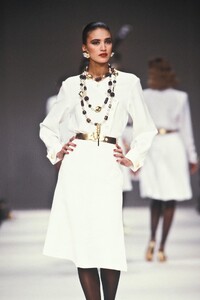 Yves Saint Laurent 1989 Women RTW 149.jpg