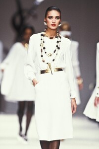 Yves Saint Laurent 1989 Women RTW 150.jpg