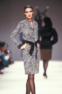 Yves Saint Laurent 1989 Women RTW 165.jpg