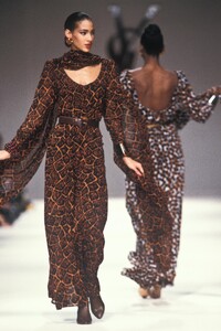 Yves Saint Laurent 1989 Women RTW 173.jpg