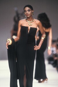 Yves Saint Laurent 1989 Women RTW 189.jpg