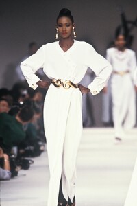 Yves Saint Laurent 1989 Women RTW 198.jpg