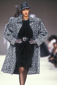 Yves Saint Laurent 1989 Women RTW 21.jpg